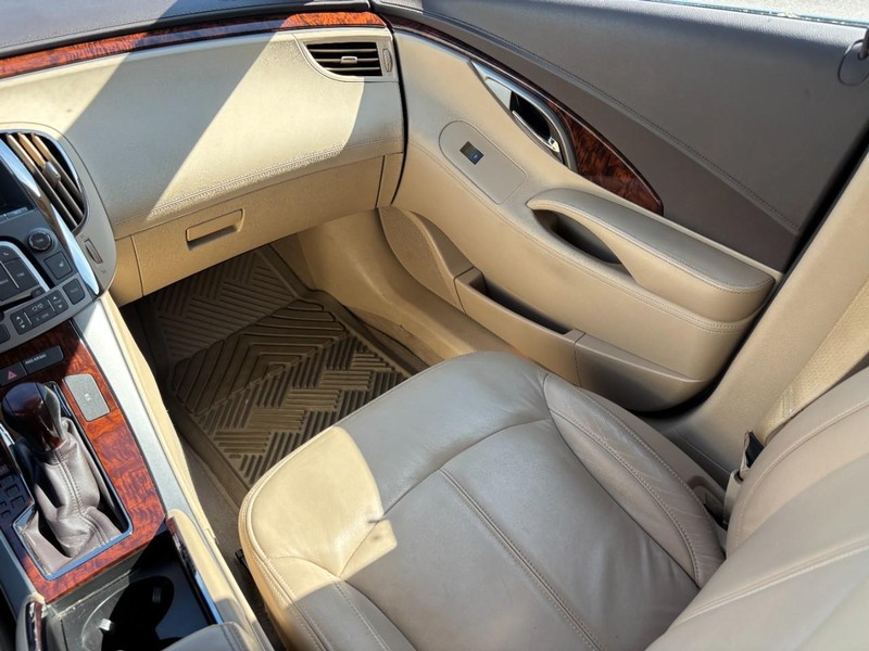 Buick LaCrosse Vehicle Full-screen Gallery Image 13