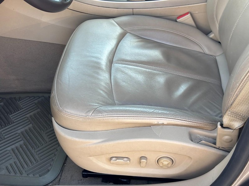 Buick LaCrosse Vehicle Full-screen Gallery Image 14
