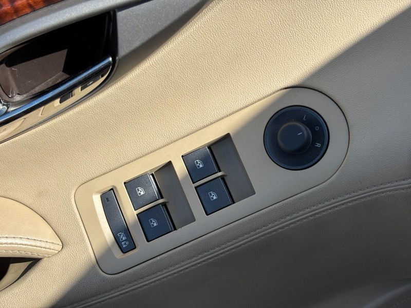 Buick LaCrosse Vehicle Full-screen Gallery Image 15