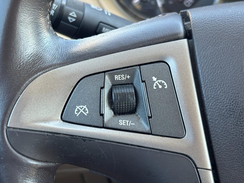 Buick LaCrosse Vehicle Full-screen Gallery Image 16