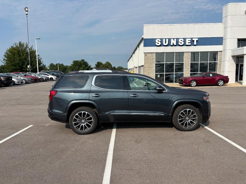 GMC Acadia Vehicle Full-screen Gallery Image 02