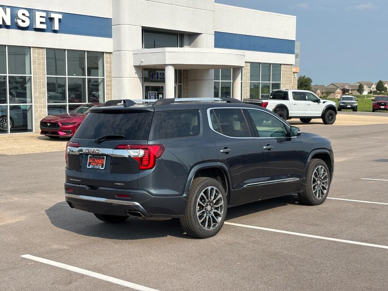 GMC Acadia Vehicle Full-screen Gallery Image 03