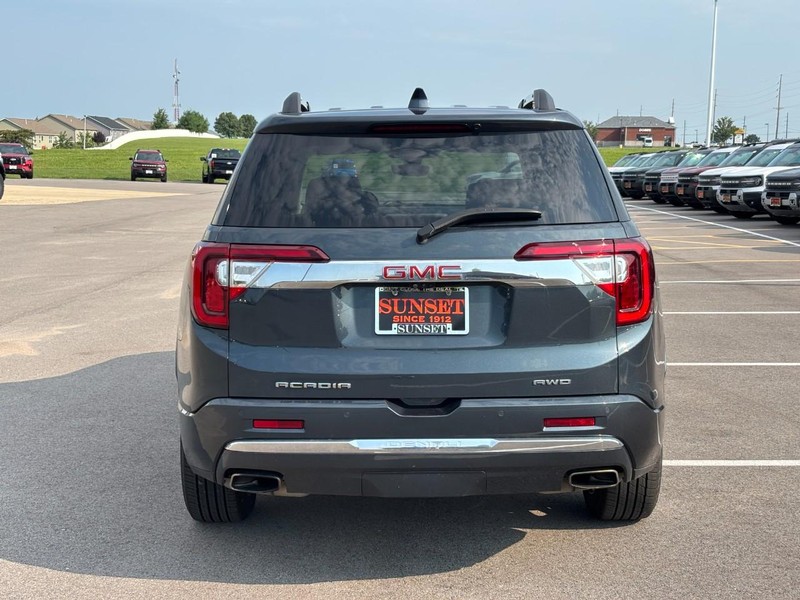 GMC Acadia Vehicle Full-screen Gallery Image 04