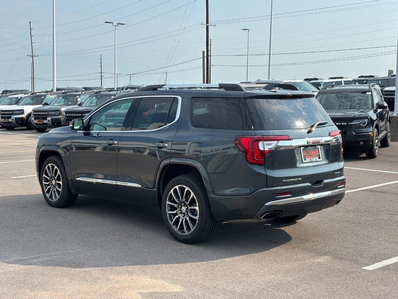 GMC Acadia Vehicle Full-screen Gallery Image 05
