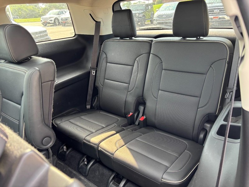 GMC Acadia Vehicle Full-screen Gallery Image 10