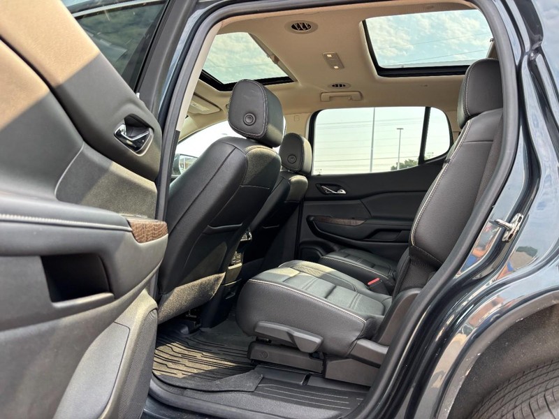 GMC Acadia Vehicle Full-screen Gallery Image 11