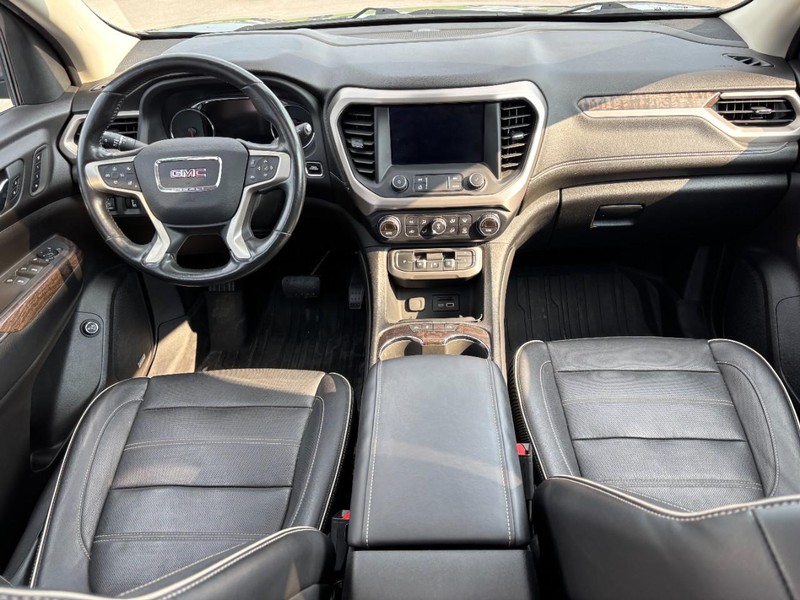 GMC Acadia Vehicle Full-screen Gallery Image 12