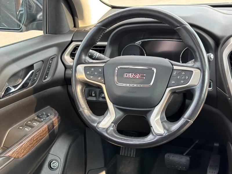 GMC Acadia Vehicle Full-screen Gallery Image 13