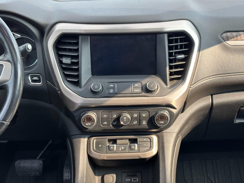 GMC Acadia Vehicle Full-screen Gallery Image 14