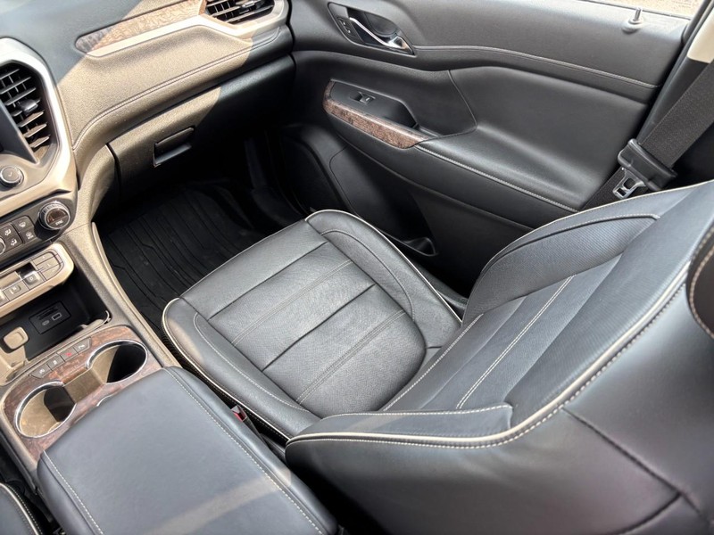 GMC Acadia Vehicle Full-screen Gallery Image 15