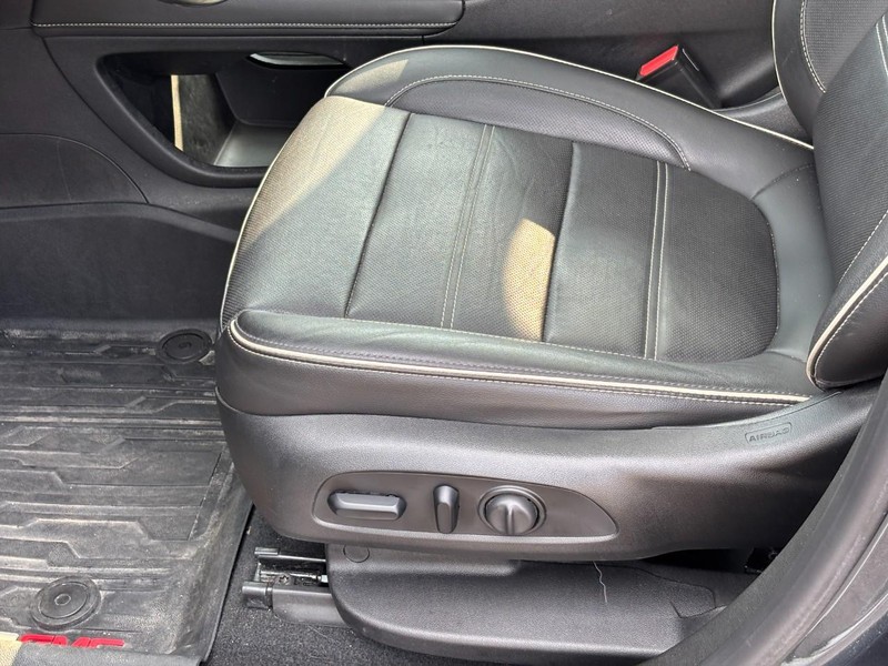 GMC Acadia Vehicle Full-screen Gallery Image 16