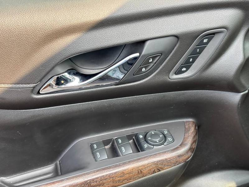 GMC Acadia Vehicle Full-screen Gallery Image 17