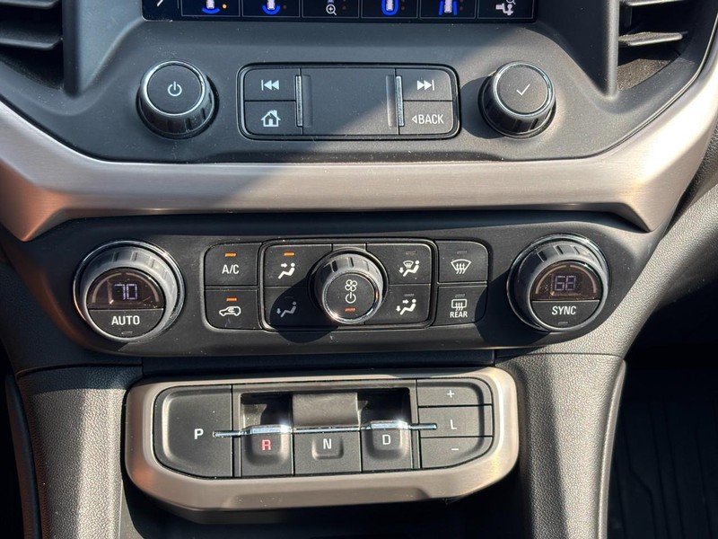 GMC Acadia Vehicle Full-screen Gallery Image 24