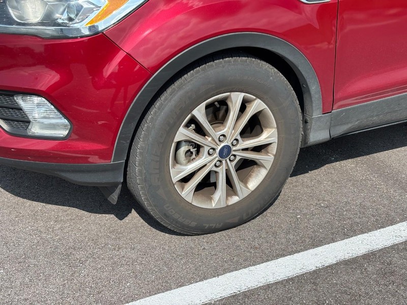 Ford Escape Vehicle Full-screen Gallery Image 04