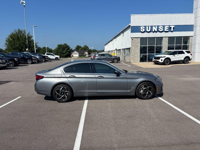 BMW 5 Series Vehicle Full-screen Gallery Image 02
