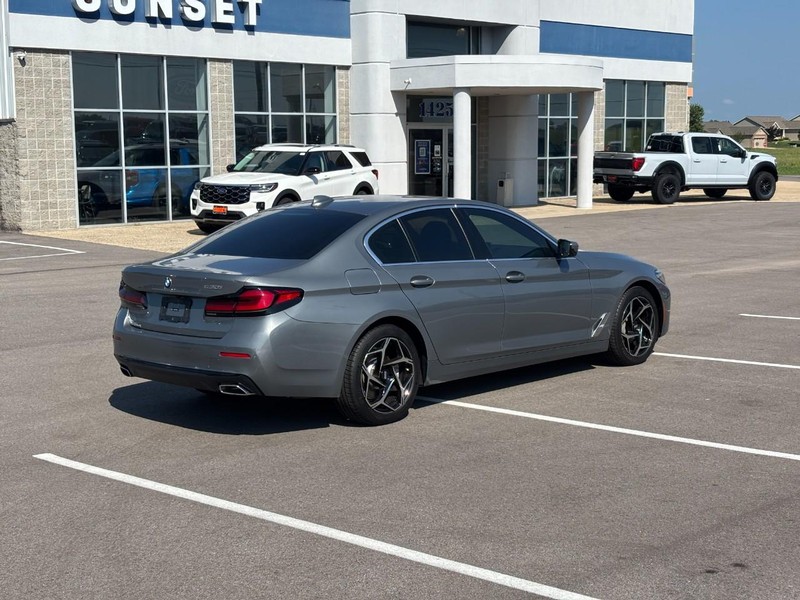 BMW 5 Series Vehicle Full-screen Gallery Image 03