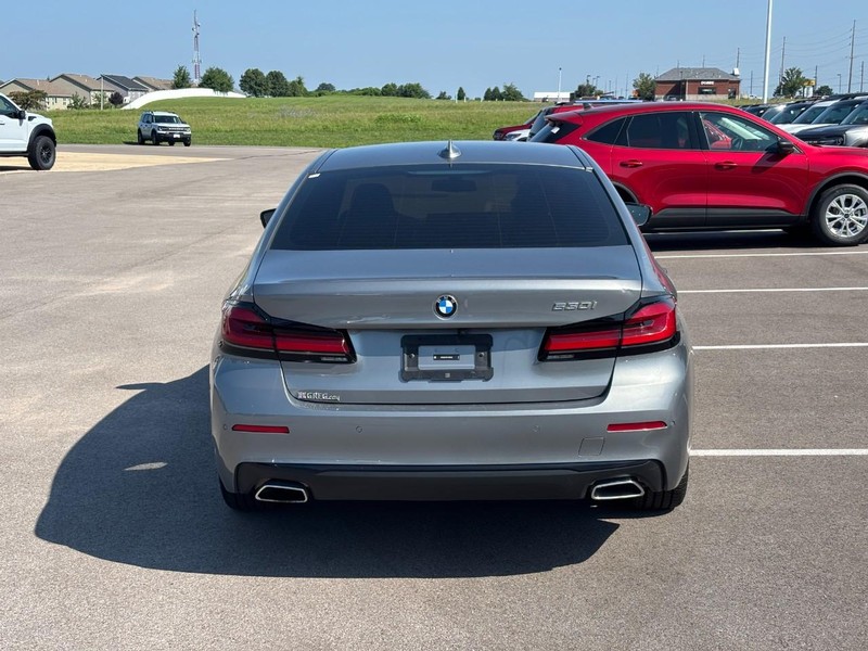 BMW 5 Series Vehicle Full-screen Gallery Image 04