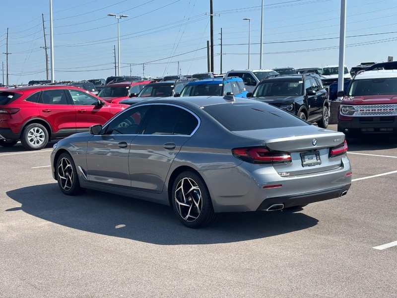 BMW 5 Series Vehicle Full-screen Gallery Image 05