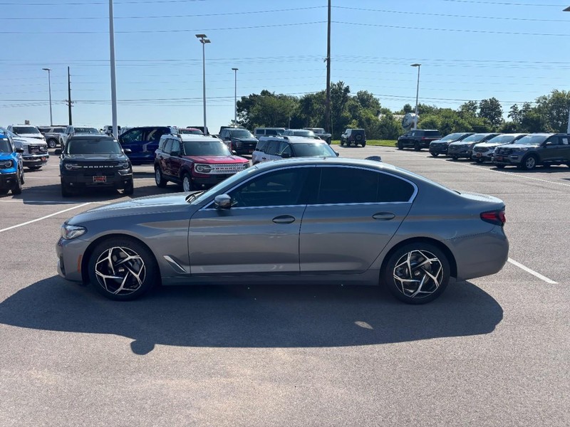 BMW 5 Series Vehicle Full-screen Gallery Image 06