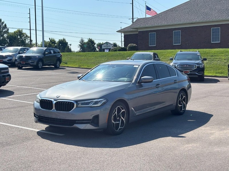 BMW 5 Series Vehicle Full-screen Gallery Image 07