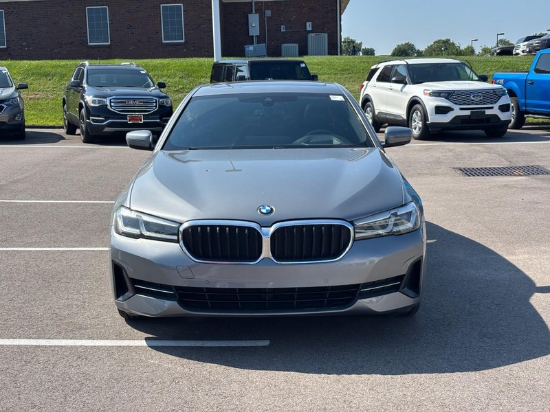 BMW 5 Series Vehicle Full-screen Gallery Image 08