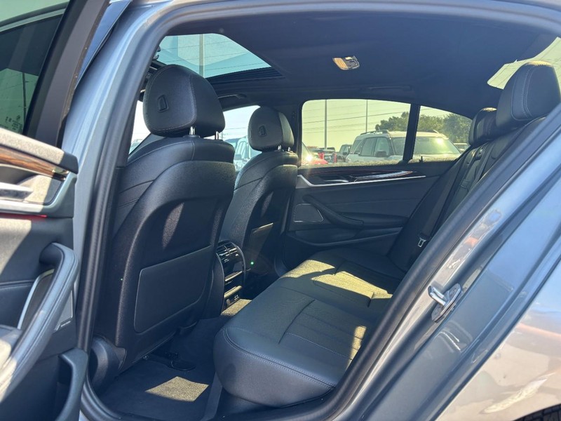 BMW 5 Series Vehicle Full-screen Gallery Image 10