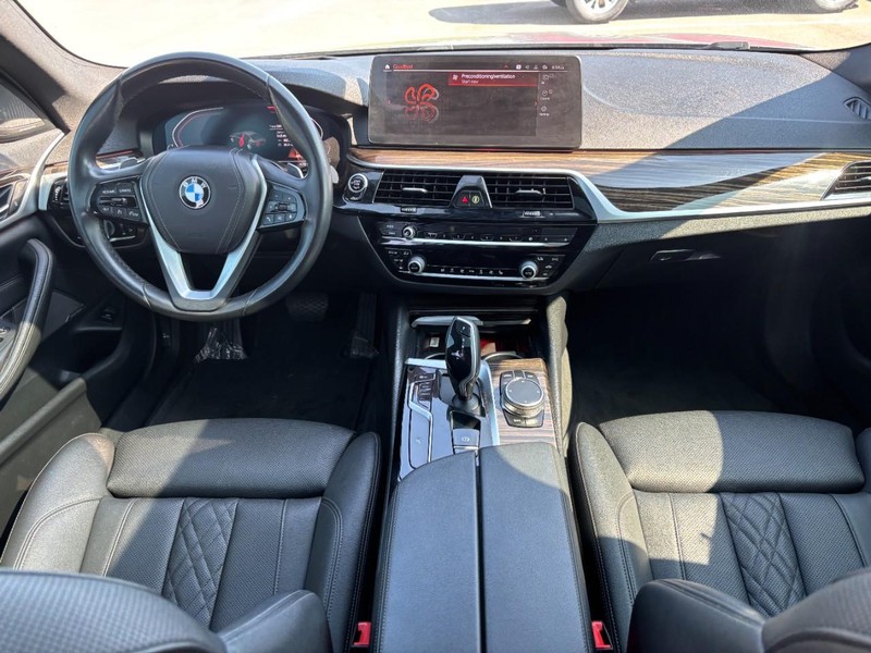 BMW 5 Series Vehicle Full-screen Gallery Image 11