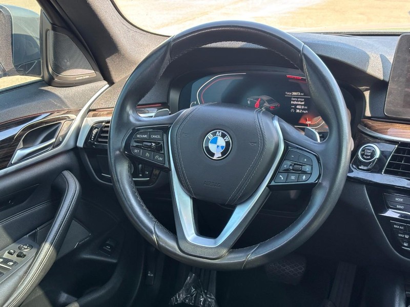 BMW 5 Series Vehicle Full-screen Gallery Image 12
