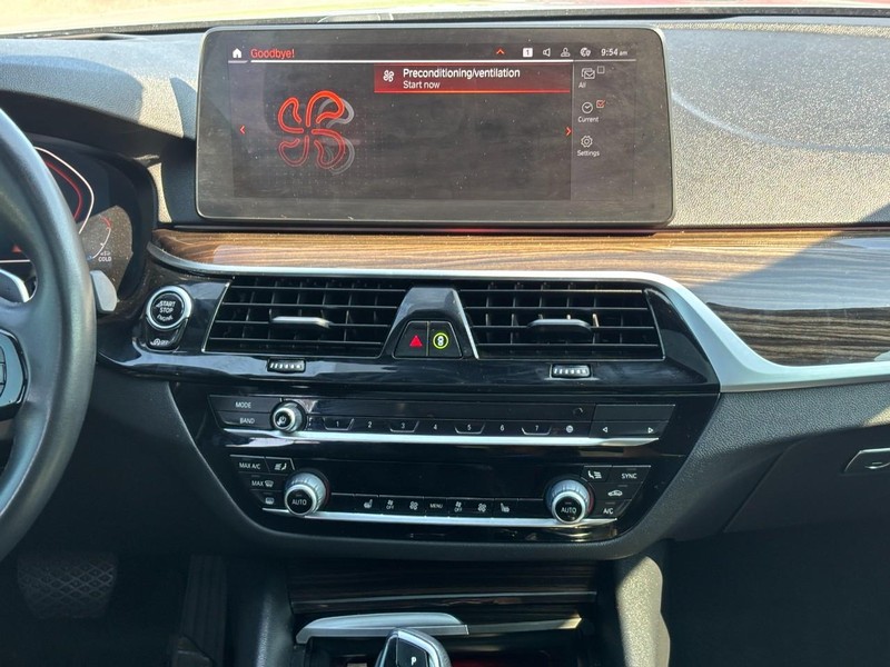 BMW 5 Series Vehicle Full-screen Gallery Image 13