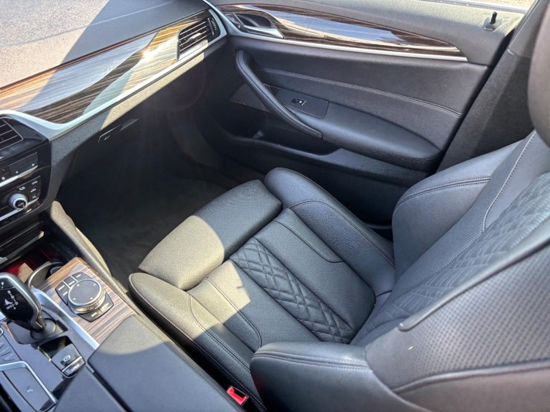 BMW 5 Series Vehicle Full-screen Gallery Image 14
