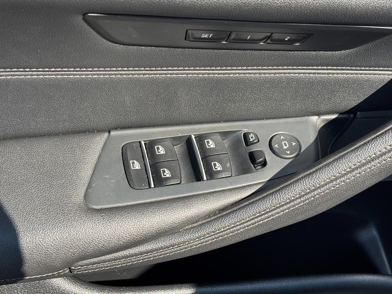 BMW 5 Series Vehicle Full-screen Gallery Image 16
