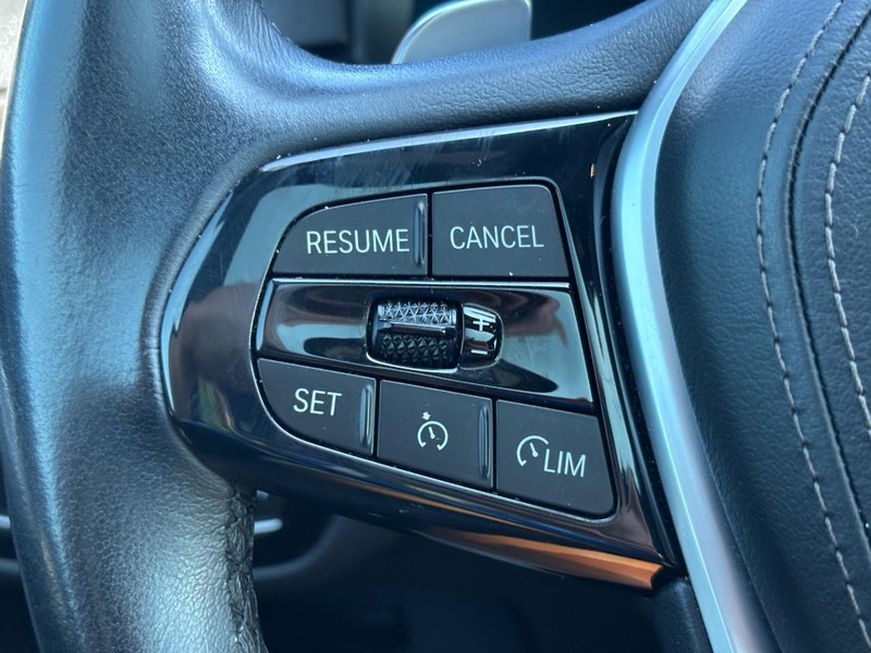 BMW 5 Series Vehicle Full-screen Gallery Image 17