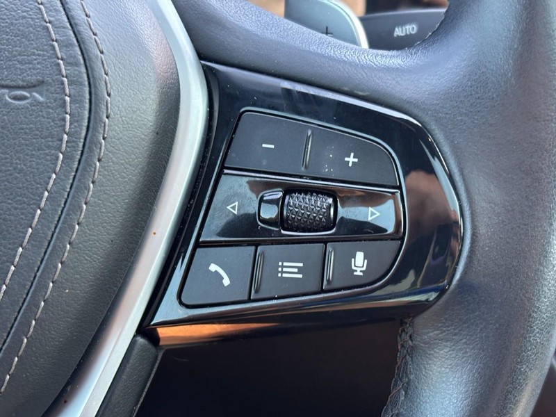 BMW 5 Series Vehicle Full-screen Gallery Image 18