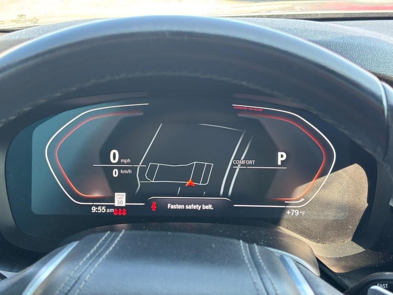 BMW 5 Series Vehicle Full-screen Gallery Image 19