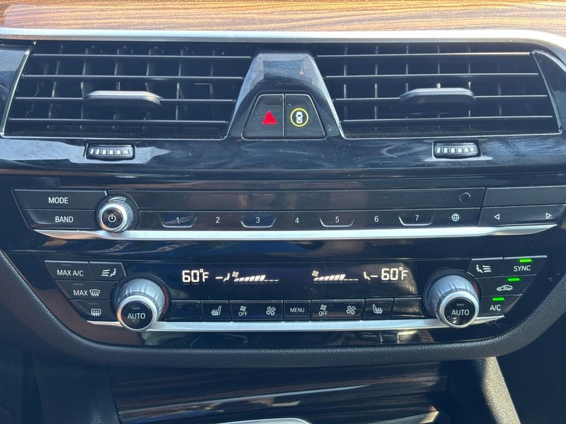 BMW 5 Series Vehicle Full-screen Gallery Image 22