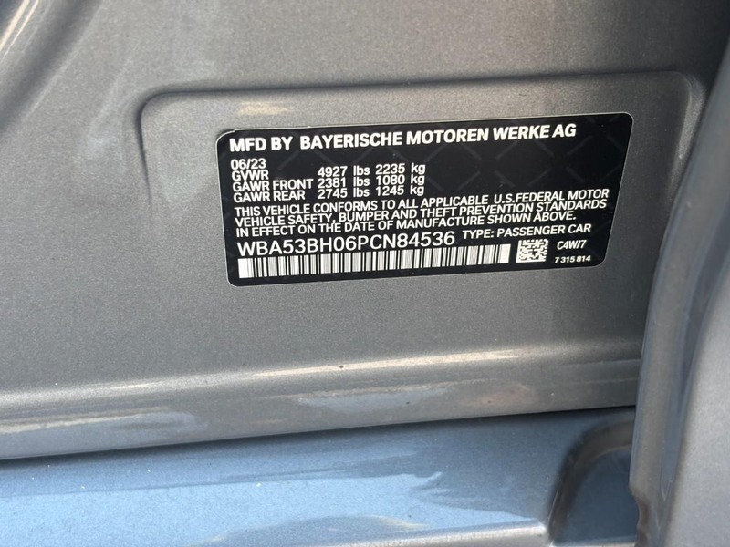 BMW 5 Series Vehicle Full-screen Gallery Image 23