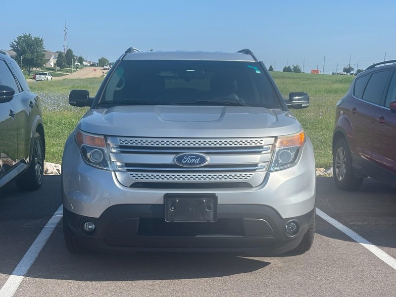 Ford Explorer Vehicle Full-screen Gallery Image 02