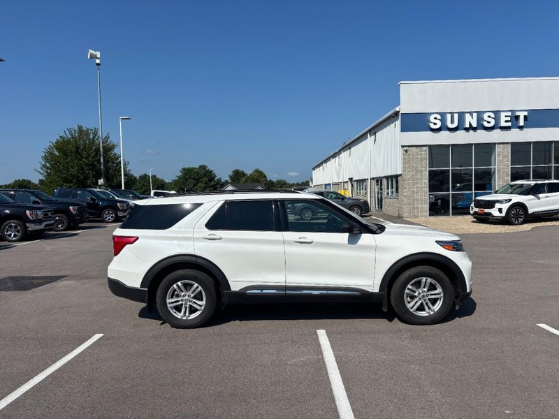 Ford Explorer Vehicle Full-screen Gallery Image 02