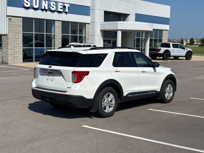 Ford Explorer Vehicle Full-screen Gallery Image 03