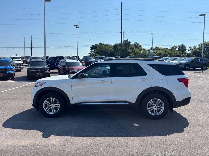 Ford Explorer Vehicle Full-screen Gallery Image 06
