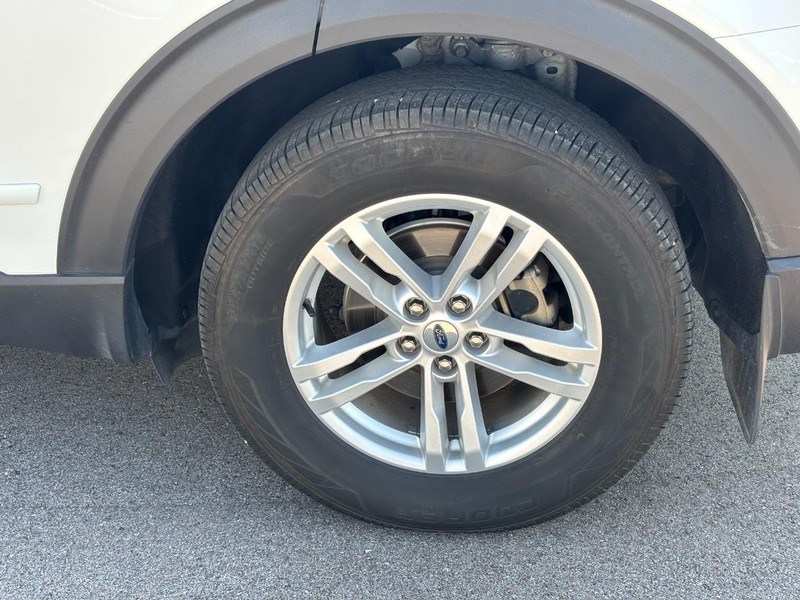 Ford Explorer Vehicle Full-screen Gallery Image 09