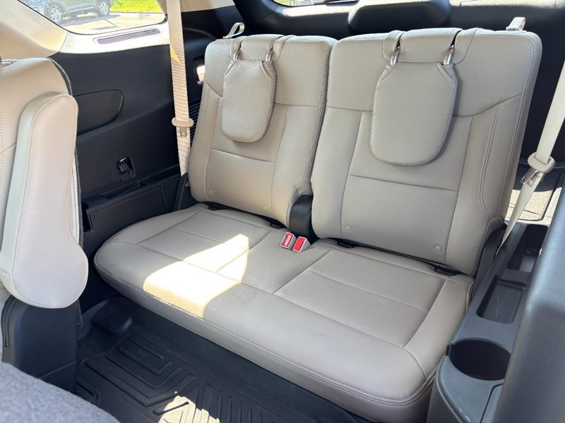 Ford Explorer Vehicle Full-screen Gallery Image 10
