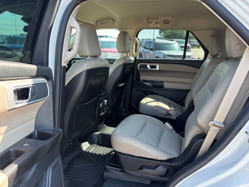 Ford Explorer Vehicle Full-screen Gallery Image 11