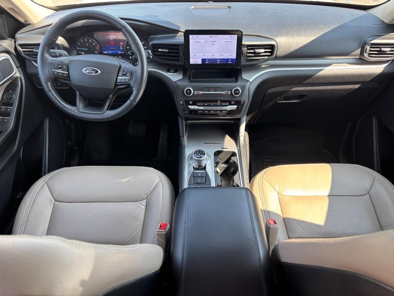 Ford Explorer Vehicle Full-screen Gallery Image 12