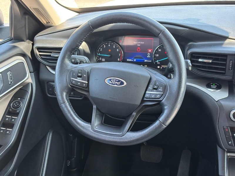 Ford Explorer Vehicle Full-screen Gallery Image 13