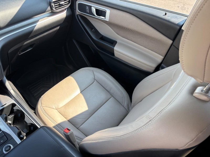 Ford Explorer Vehicle Full-screen Gallery Image 15