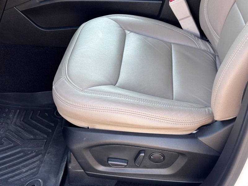 Ford Explorer Vehicle Full-screen Gallery Image 16
