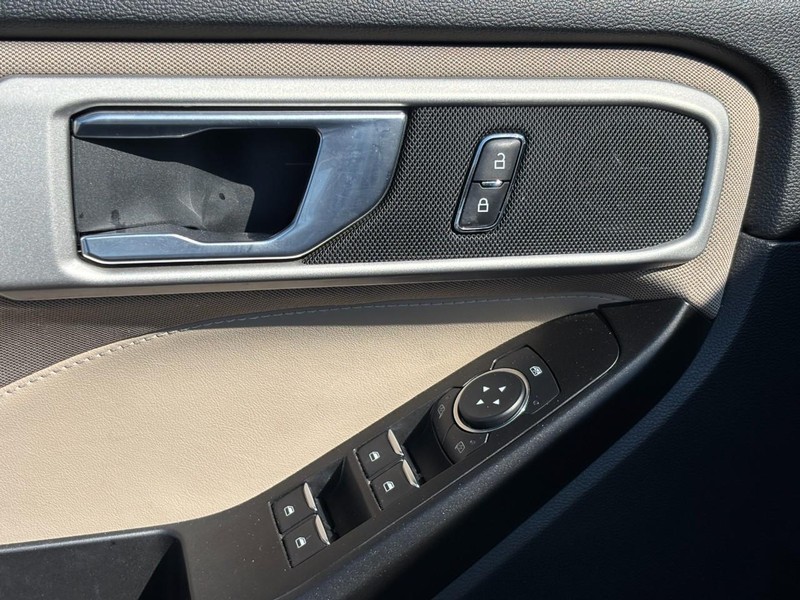 Ford Explorer Vehicle Full-screen Gallery Image 17