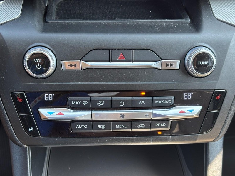 Ford Explorer Vehicle Full-screen Gallery Image 23