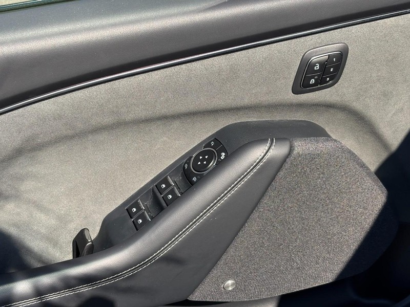 Ford Mustang Mach-E Vehicle Full-screen Gallery Image 16